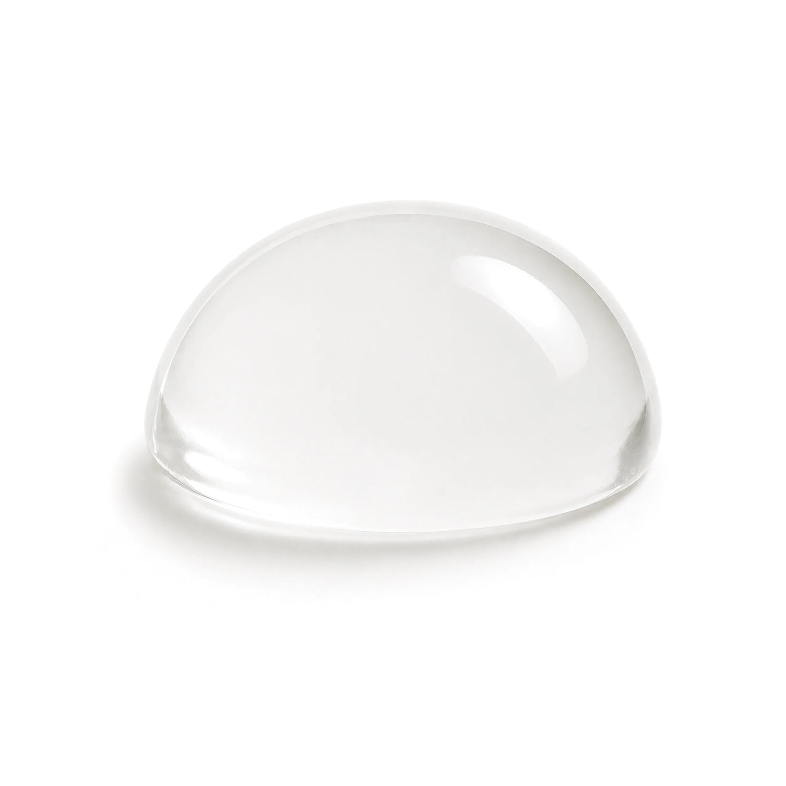 Siero viso iokuro Jelly Peptide Hyaluronic Ceramide Serum Shot: goccia macro di siero gelatinoso trasparente e idratante su sfondo bianco, texture jelly rimpolpante anti-age con peptidi, ceramidi e acido ialuronico per riparare la barriera cutanea.
